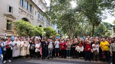 Los fieles saludando a la Vírgen frente a la Catedral.