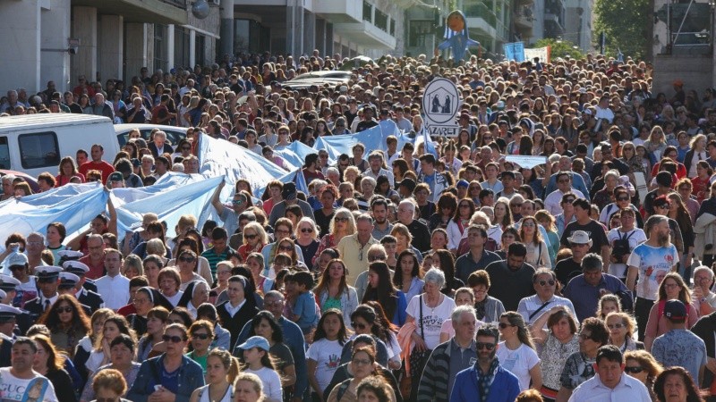Fieles en la bajada de calle Córdoba rumbo a la plaza frente al Monumento.