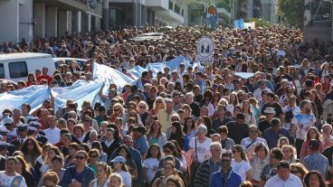 Fieles en la bajada de calle Córdoba rumbo a la plaza frente al Monumento.