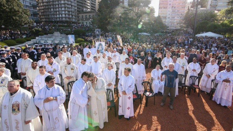 La procesión y misa por el Día de la Virgen del Rosario.