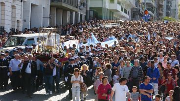 Miles de fieles participaron de la procesión.