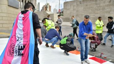 Ediles y referentes de las organizaciones de la ciudad en la pintada.