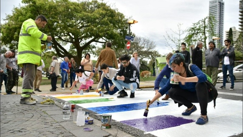 La pintada con los colores de la bandera LGBTI.