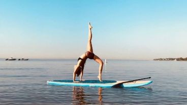 Cada vez más celebrities se suben a la tabla y no para hacer paddle surf sino yoga.