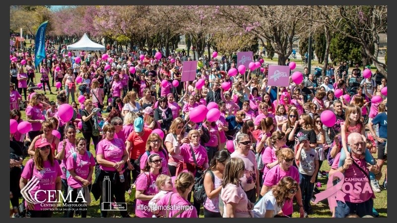 El público se reunió en Bv. Oroño y Cochabamba y caminó hasta el Parque Sunchales donde disfrutó de música en vivo y varias actividades.