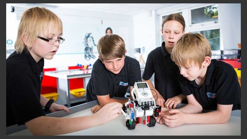 Este aprendizaje genera un entorno de interdependencia positiva, que a su vez se basa en la autonomía personal y de pensamiento.