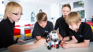 Este aprendizaje genera un entorno de interdependencia positiva, que a su vez se basa en la autonomía personal y de pensamiento.