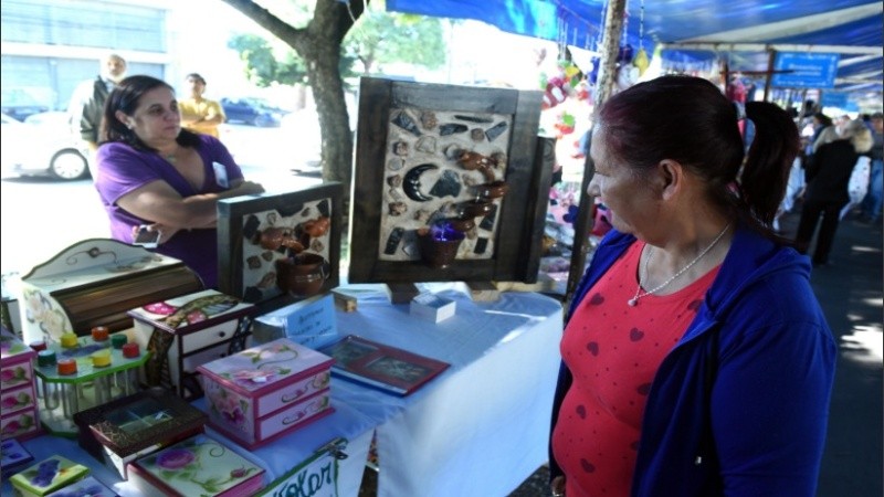 Las ferias municipales ofrecen regalos para el Día de la Madre.