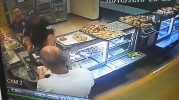 El momento en que el ladrón exhibe un arma de fuego y apunta al encargado.