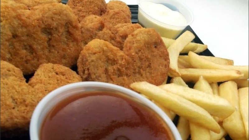 La mujer realizó una denuncia penal contra tres de sus amigos.