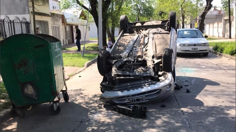 Así quedó el auto tras el vuelco en la zona norte de Rosario. 