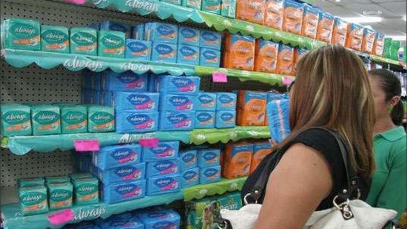 El relevamiento arrojó que la canasta de productos para la menstruación de “primera marca”, integrada por 51 artículos, alcanza un gasto anual para cada mujer de $4.309,70.