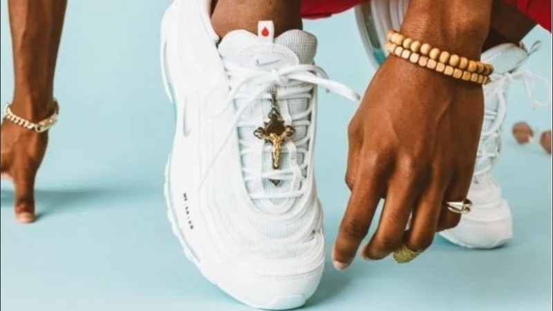 Las zapatillas costaban 3 mil dólares.
