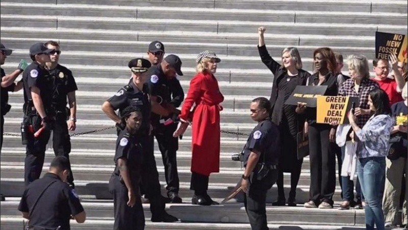 El momento en que la célebre actriz es arrestada por la policía en el Capitolio de Washington. 
