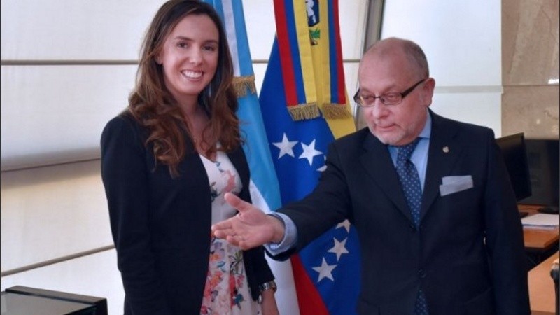 La flamante embajadora de Venezuela en Argentina, Elisa Trotta Gamus, junto al canciller Jorge Faurie.