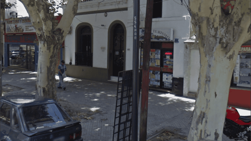 El local de la agencia denunciada, ahora cerrado, sobre San Martín al 5500.