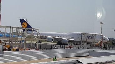 "La Reina de los Cielos" en el aeropuerto de Rosario este sábado.
