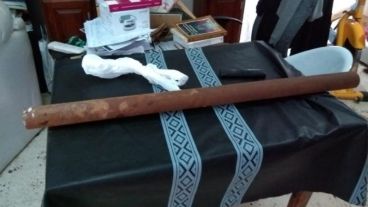 El agresor también usó un palo.