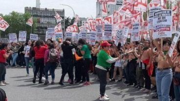 Un centenal de mujeres de partidos de izquierda y otras agrupaciones organizaron un "tetazo" frente a la Catedral de La Plata.