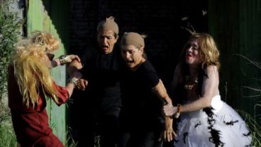 “Plastic Attack “ está protagonizado por Omar Serra, Sebastián Tiscornia, Augusto Zürcher, Marcos Nahuel Prince, Oscar Mario Sanabria Rosso, Mauro Guzmán, María Caila, Andrea Boffo y Nicolás Costantino.