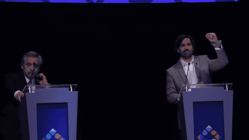 Del Caño mostró un pañuelo verde en el debate.