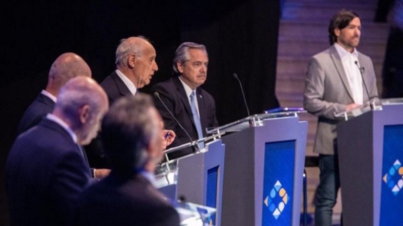 No hubo foto al final con todos los candidatos.