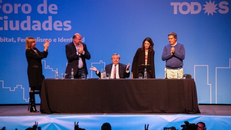 Alberto Fernández, centro de todas las miradas, junto a Rodenas, Perotti, Bielsa y Capitanich.