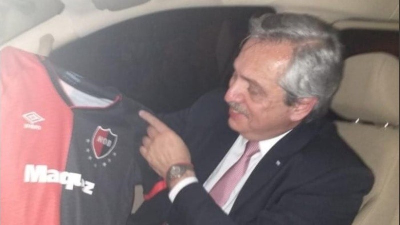 Alberto Fernández se llevó de regalo una camiseta de Newell's.