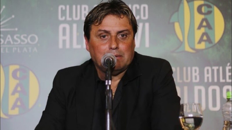 Hoyos en la presentación en Aldosivi. 