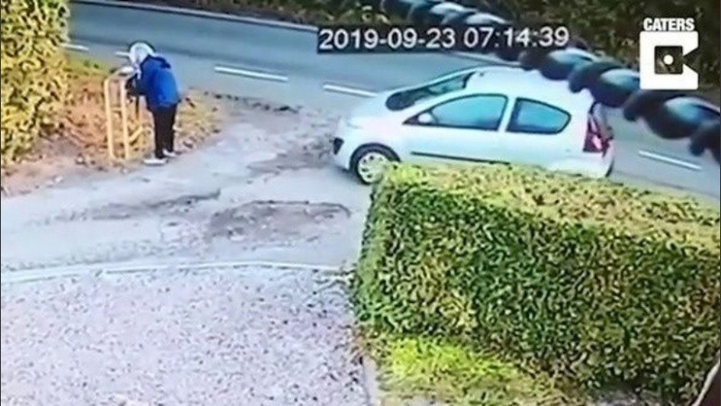  La mujer no sufrió daños, pero el puesto de huevos sí.