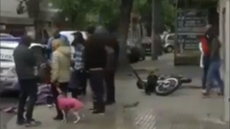 El motociclista fue auxiliado por vecinos que lo abrigaron con una frazada.