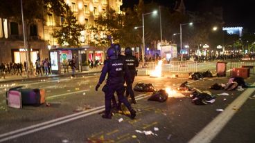 El choque en las calles de Barcelona, este martes en el anochecer catalán.