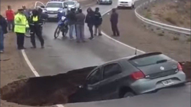 Así quedó el auto en el que viajaban dos hombres de la zona.
