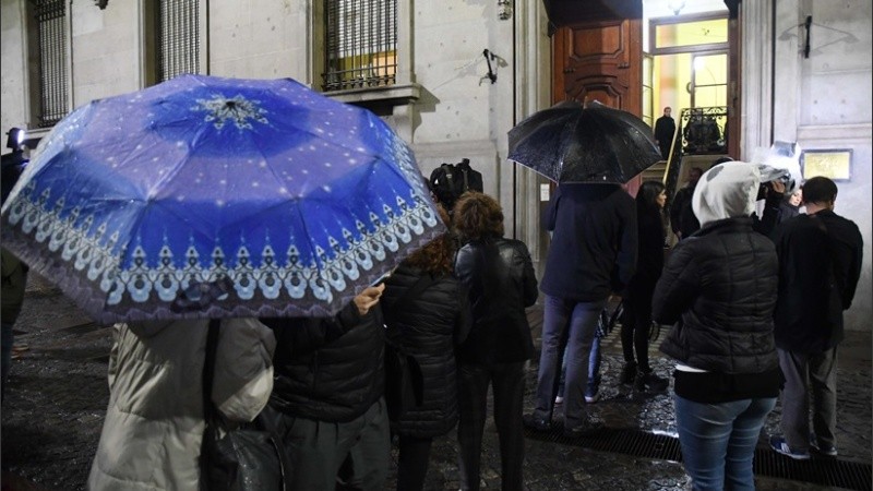 Los seguidores del cantante también se acercaron a la Legislatura porteña.
