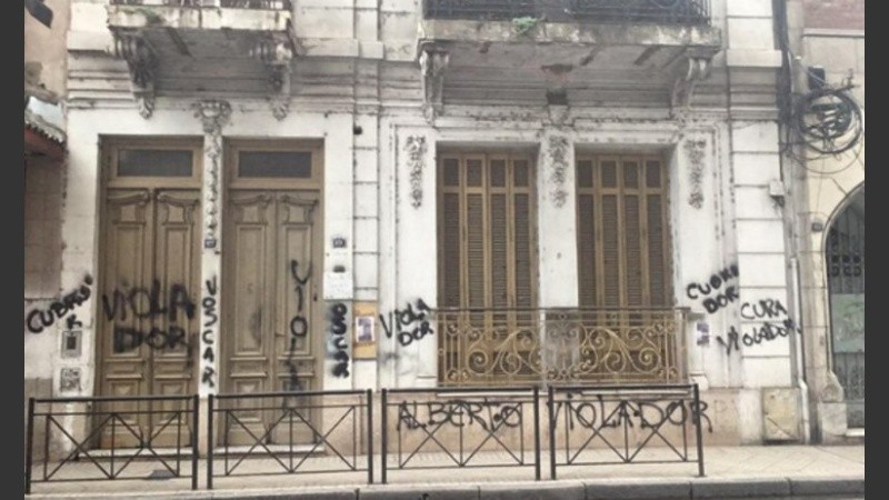 El edificio fue escrachado por familiares y conocidos de la nena. 