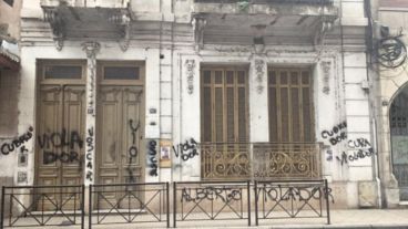 El edificio fue escrachado por familiares y conocidos de la nena.