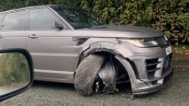 Así quedó la camioneta del Kun, valuada en 200 mil dólares.