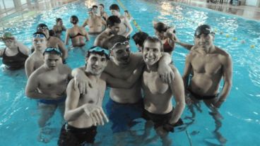 Los Tiburones, cuando disfrutaban de la pileta antes del corte de gas.