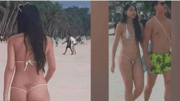 Varias personas que se encontraban en la playa se sorprendieron con la vestimenta de la mujer.