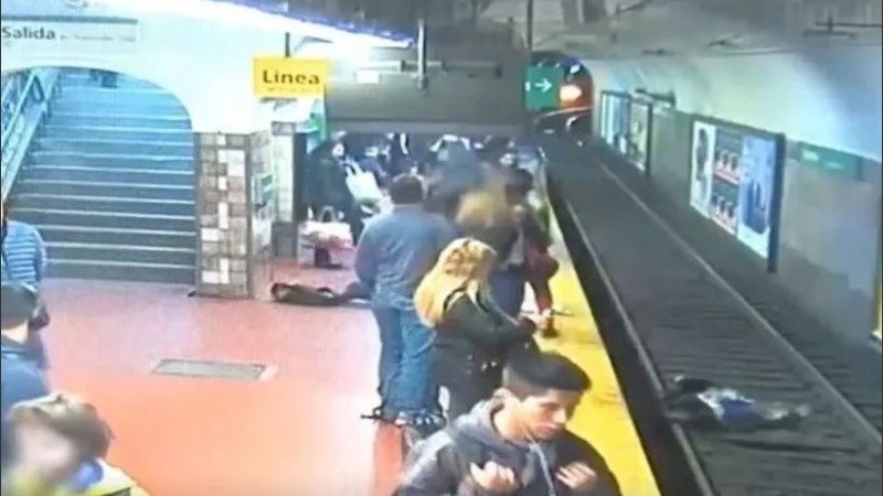 El subte logró frenar a tiempo y salvar la vida a la mujer.