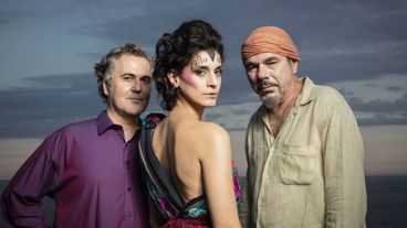 La pianista y compositora Bianca Gismonti, flanqueada por el baterista Julio Falavigna y el bajista Fernando Silva.