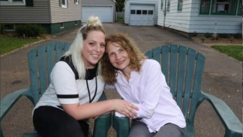 Hillary se enteró que la vecina que se había mudado a la casa de al lado era su hermana.