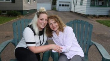 Hillary se enteró que la vecina que se había mudado a la casa de al lado era su hermana.