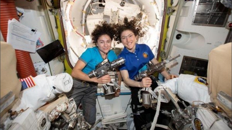Las astronautas tienen 40 y 42 años. 