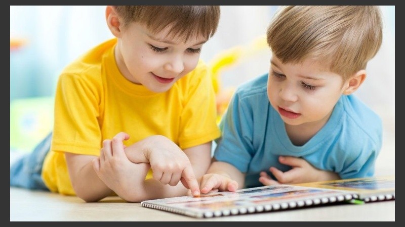 Ayudan a los niños con dificultades de aprendizaje o problemas para leer y entender la historia.