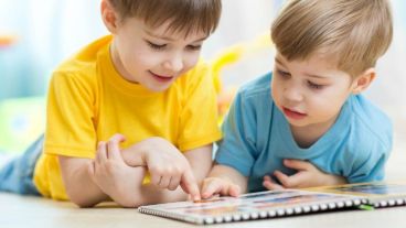 Ayudan a los niños con dificultades de aprendizaje o problemas para leer y entender la historia.