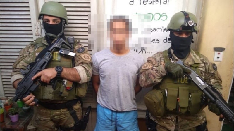 El momento en que el hombre fue detenido por la TOE. 