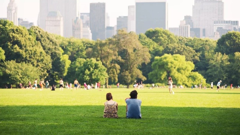A mayor tamaño de zonas verdes en la ciudades, mayor bienestar de la población.