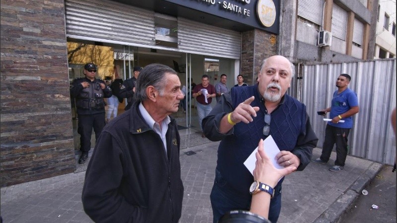 Horacio Yanotti en la puerta del Sindicato de Peones de Taxis. 