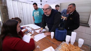 Horacio Yanotti en la mesa de entrada de la asamblea.
